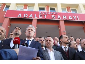 AK Parti’den Anıtkabir’de slogan atan gençlere küfür eden şahıs hakkında suç duyurusu