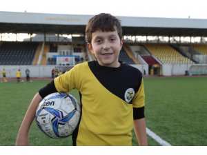 Futbol oynamak istediğini bakana mektupla yazdı, hayali gerçek oldu