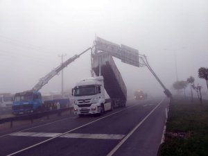 Açık unutulan damperli dorse yol tabelasına takıldı