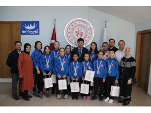 İl Müdürü şampiyonları ödüllendirdi