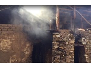 Keban’da boş ev yandı