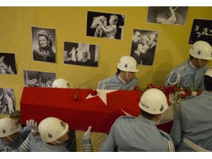 Usta oyuncu Yıldız Kenter için Kenter Tiyatrosunda tören