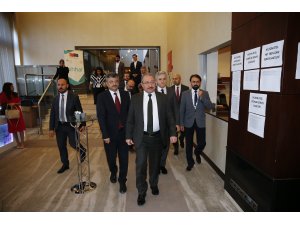 DÜZELTME- "Türkiye'de geçici koruma altındaki 5,8 milyon kişi aşılandı" haberimizin başlığı "Türkiye'de geçici koruma altındakilere 5,8 milyon doz aşı uygulandı" şeklinde değiştirilmiştir.Haberi