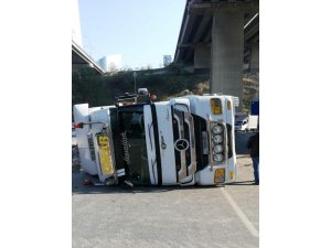 Kağıthane’de moloz yüklü kamyon devrildi