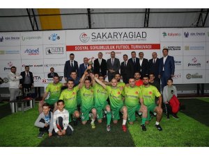 400 çocuğun giydirilmesi için maç oynadılar