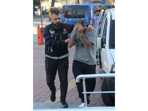Alanya’da eroini yere atıp kaçmaya çalışan şüpheli yakalandı