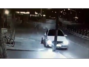 Uyuyan sürücü aydınlatma direğini devirdi