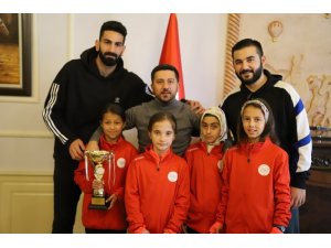 Belediye Başkanı Arı, Türkiye ve dünya dereceleri elde eden sporcuları kutladı