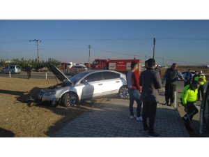 Otomobil refüje çarpıp takla attı: 3 yaralı