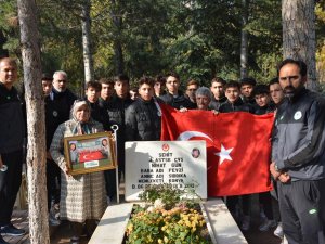 Konyaspor Futbol Akademisi öğrencileri Şehit Astsubay Nihat Gün’ü andı.