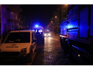 Eşini bıçakla yaralayan zanlı kendini kapattığı evden uzun uğraşlar sonucunda çıkarıldı