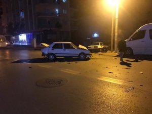 Alkollü olduğu iddia edilen sürücüye hızla gelen otomobil çarptı: 2 yaralı