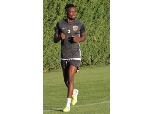 Bernard Mensah forma giyecek
