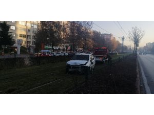 Direksiyon hakimiyeti kaybolan otomobil tramvay yoluna girdi