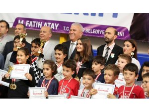 Satranç şampiyonlarına kupa ve madalya