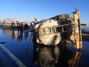 Yakıt yüklü tır devrildi: 2 yaralı