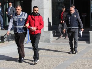 Eve kilitleyip işkence yaptıktan sonra bacağından vurup gasp ettiler