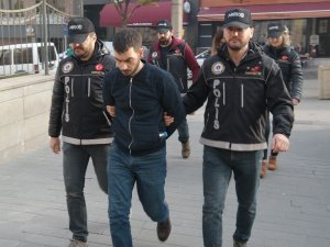 Polisi görünce araçtaki uyuşturucu maddeleri dışarı attılar
