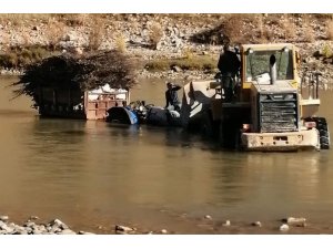 Kısa yoldan gitmek istedi, suda mahsur kaldı