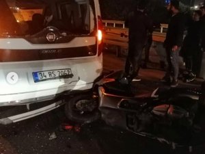 Motosiklet sürücüsü, zincirleme kazaya karışan araca çarptı