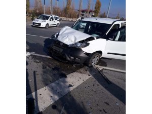 Hafif ticari araçla otomobil çarpıştı: 6 yaralı