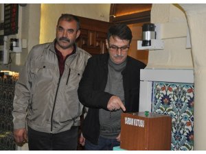 Önce dua ettiler, sonra kapıyı kırıp camiyi soydular