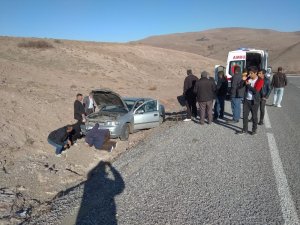 Otomobil yoldan çıktı: 2 yaralı