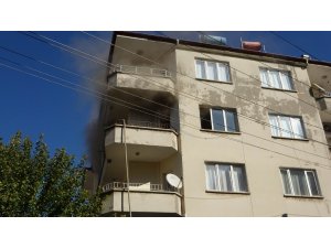 Çakmakla oyun yangın çıkarttı