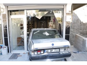 Otomobil berber dükkanına girdi