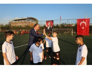 Başlama vuruşunu Çetin Akın yaptı, futbol şenliği başladı