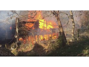 Kastamonu’da ahşap ev yandı