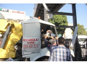 Baba oğul direğe çarpan çekicide sıkıştı