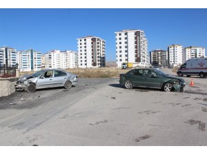 Elazığ’da iki otomobil çapıştı: 12 yaralı