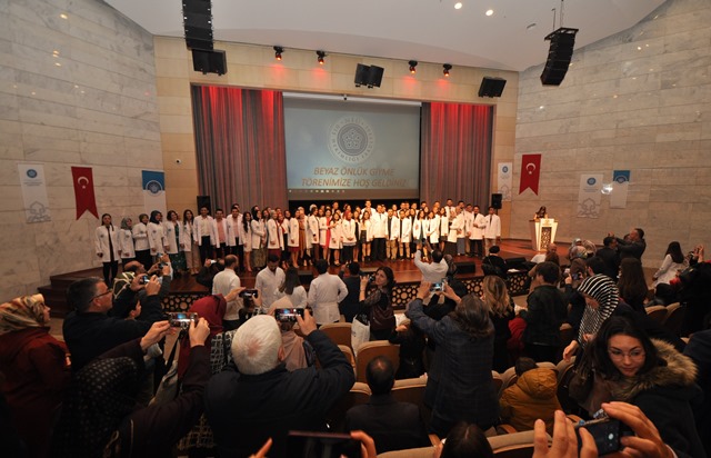 NEÜ Diş Hekimliği öğrencileri beyaz önlüklerini giydi