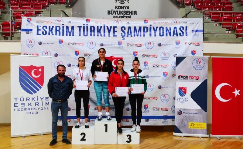 Konyasporlu Eskrimcilerden 3 madalya