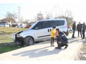 Kazada annesi yaralanan çocuğu jandarma teselli etti