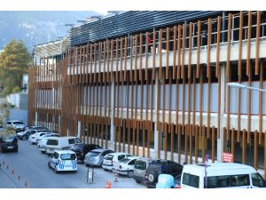 7 metreden hastane bahçesindeki arabanın üzerine atladı