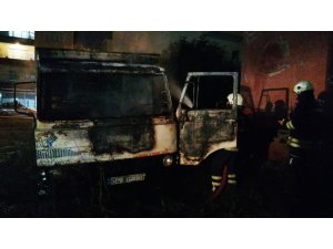 Park halindeki hurda kamyon alev alev yandı