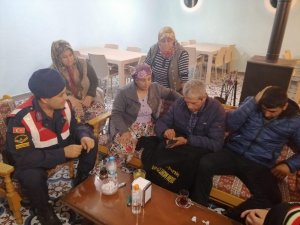 Her yerde aranıyordu elini kolunu sallayarak geri döndü