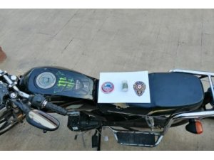 Çalıntı motosikletle gezen şahıstan uyuşturucu madde çıktı