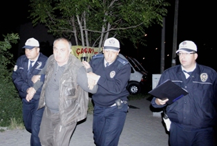 Alkollü şahıslar kaçtı polis kovaladı