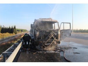 Antalya’da bobin kağıdı yüklü tır alev alev yandı