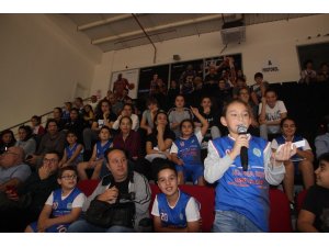 Minik basketbolcular ablalarıyla buluştu