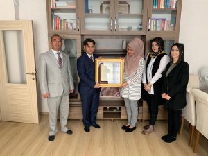 Şehit polisin eşine Devlet Övünç Madalyası verildi