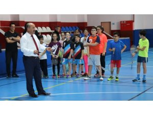 Kütahya’da ara tatildeki öğrenciler için badminton etkinliği