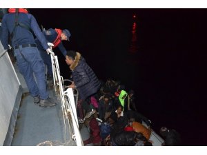 Çanakkale açıklarında 43 düzensiz göçmen yakalandı
