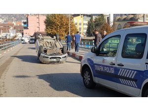 Kaldırıma çarpan otomobil ters döndü