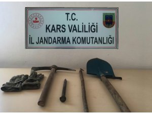 Arpaçay’da defineciler suçüstü yakalandı