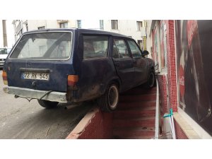Otomobil merdiven trabzanlarını kırıp marketin camına çarptı