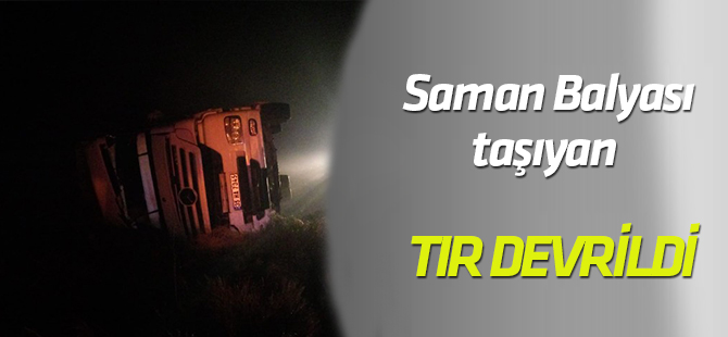 Saman balyası yüklü tır devrildi: 2 yaralı